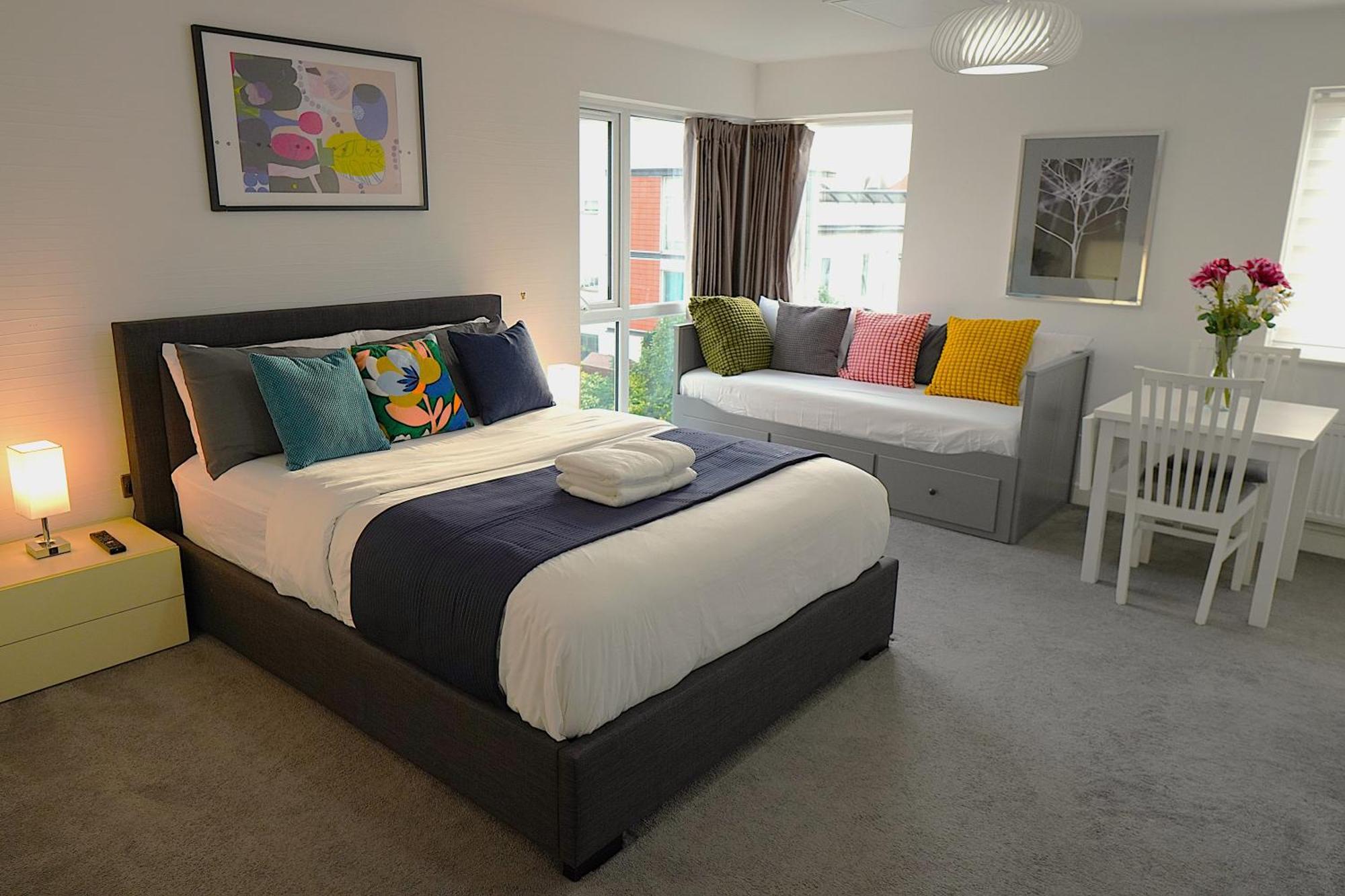 Luxury - Pick A - Free Parking & Kitchen Access, Near Etihad Stadium, The Coop Live & Piccadilly Station, Homestay *