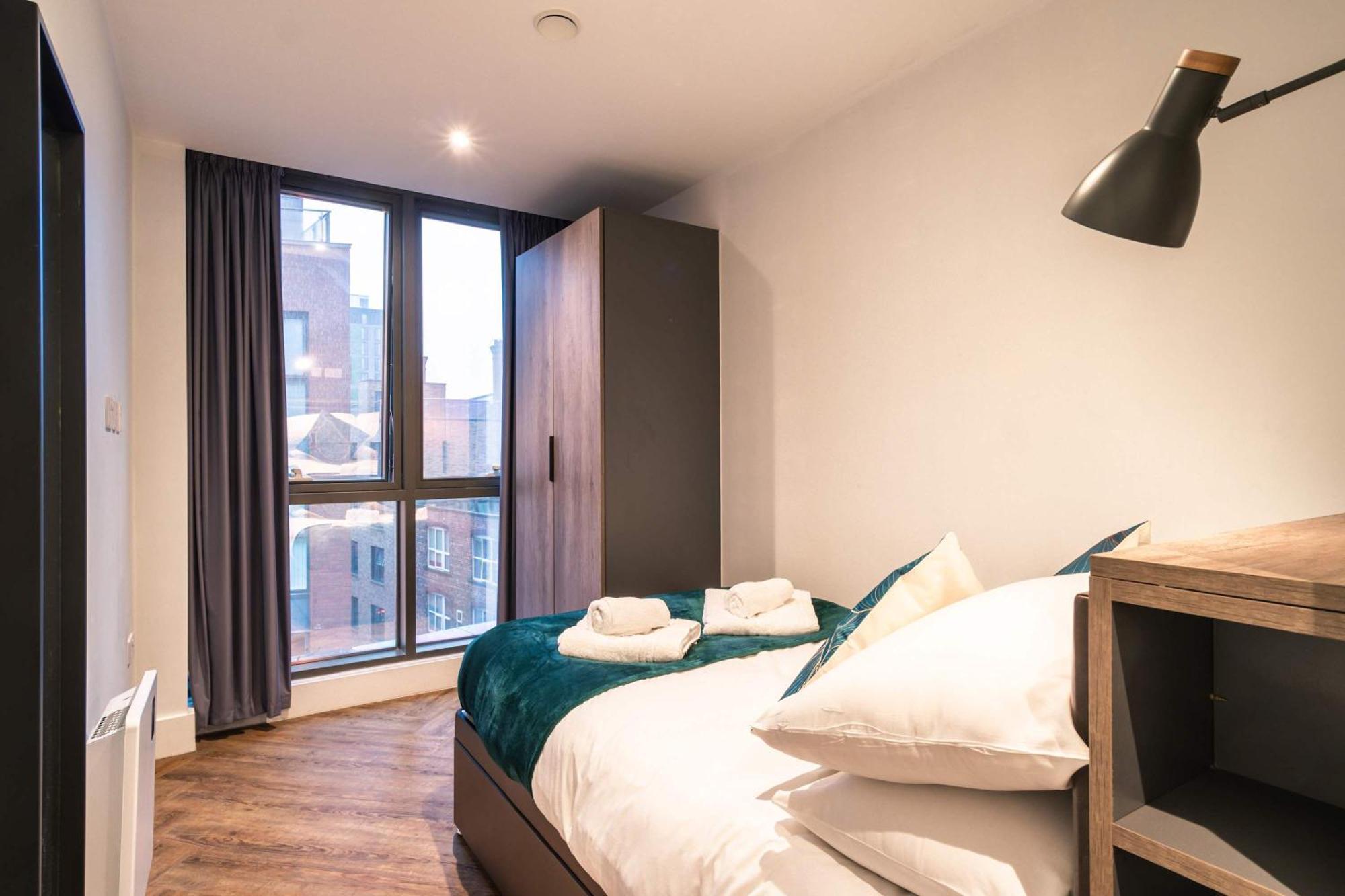 Stylish 2 Bedroom In Apartment *