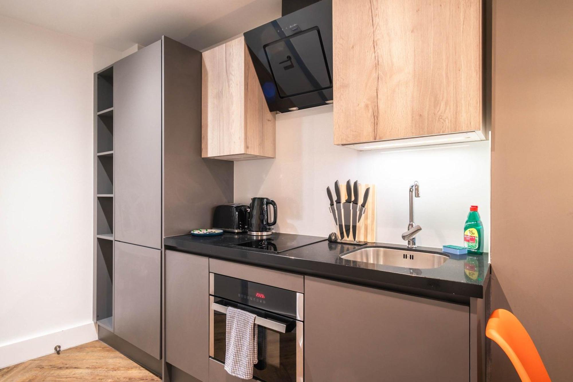 Stylish 2 Bedroom In *