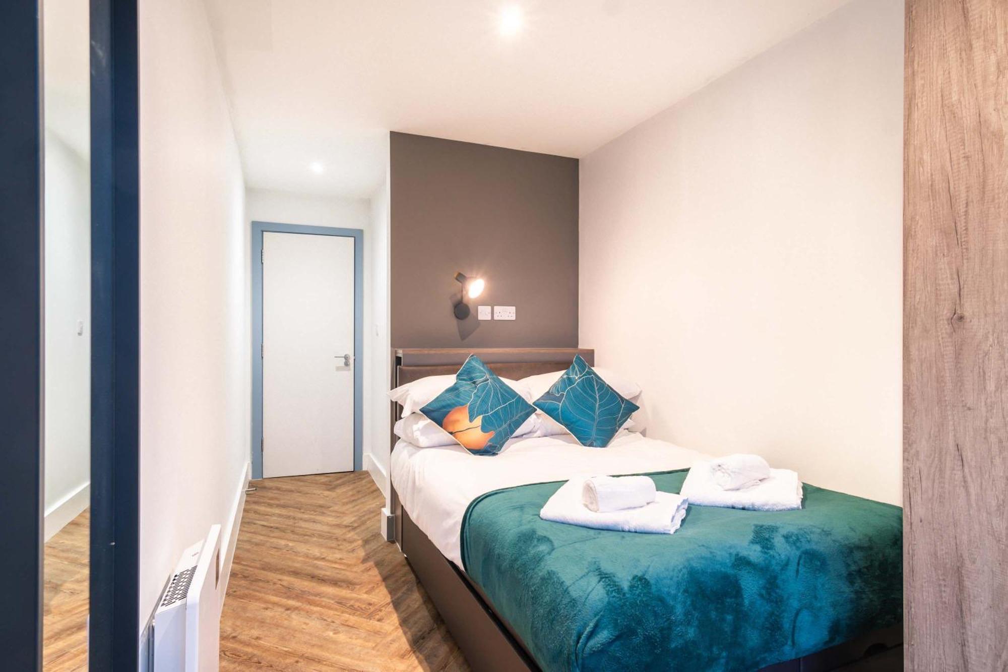 Stylish 2 Bedroom In Apartment *