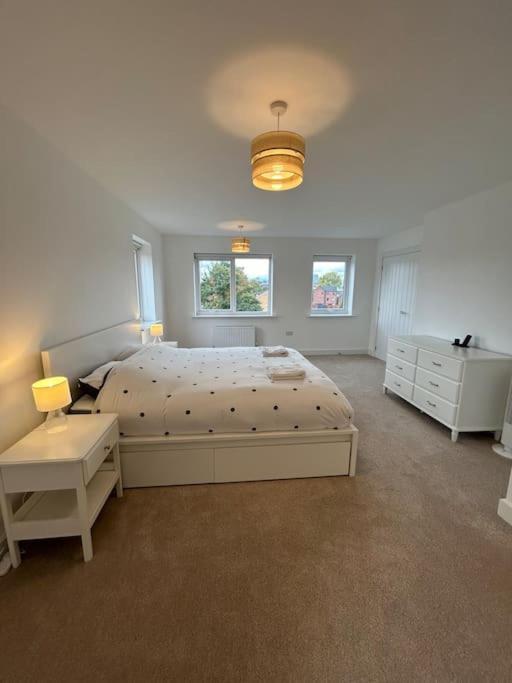 4-bedroom New House Near Centre Manchester