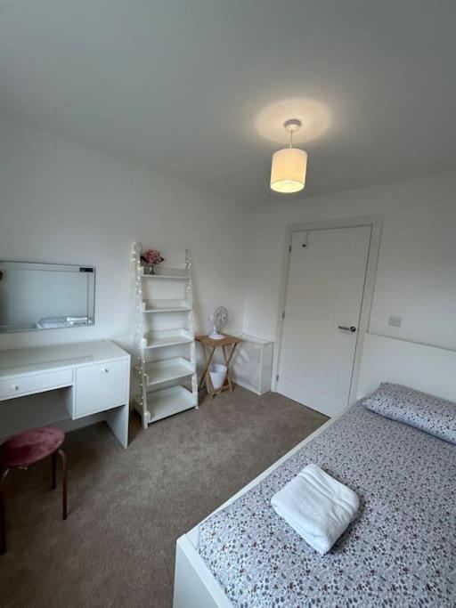 Holiday home 4-bedroom New House Near Centre Manchester