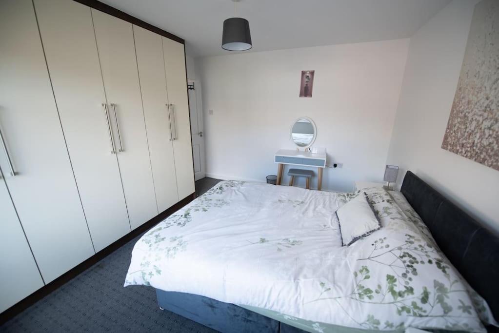 Spacious 3 Bed Airport Free Parking Sleeps 10 Manchester