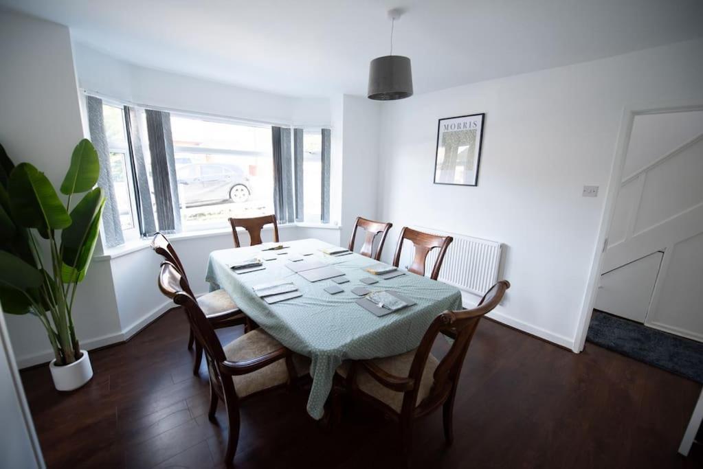 Appartement Spacious 3 Bed Airport Free Parking Sleeps 10 *
