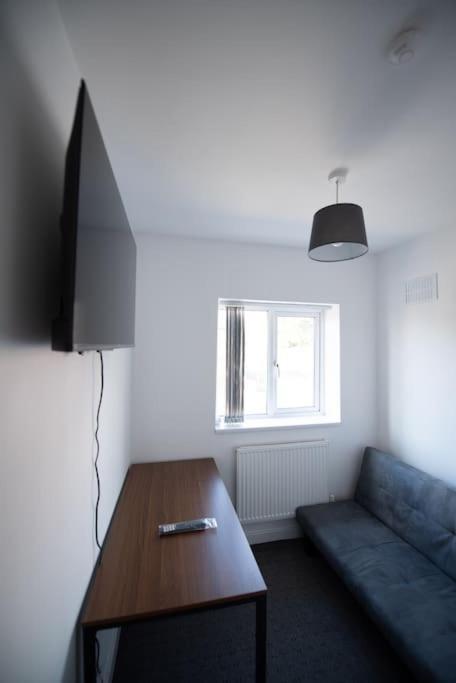 Spacious 3 Bed Airport Free Parking Sleeps 10