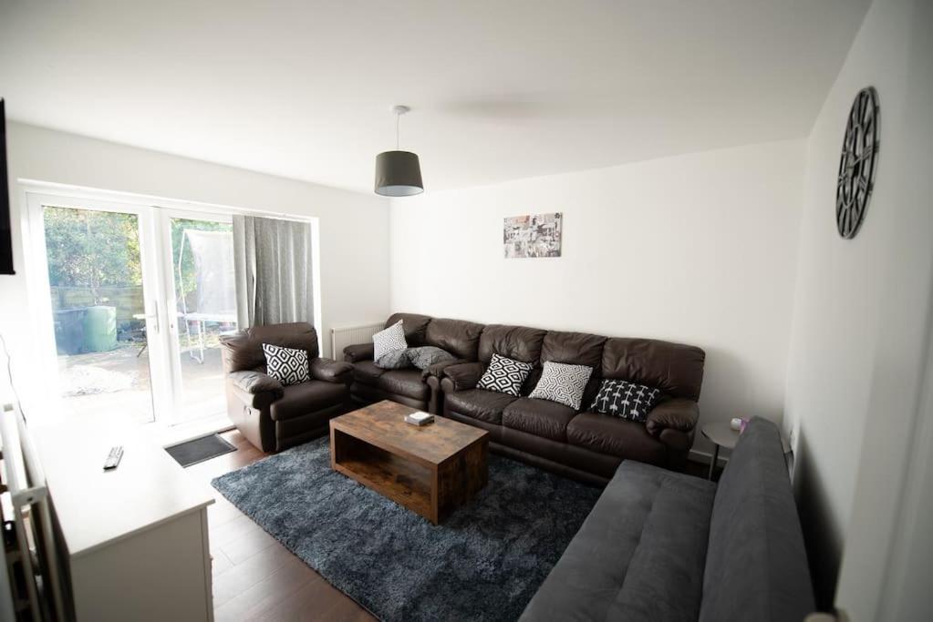 Appartement Spacious 3 Bed Airport Free Parking Sleeps 10