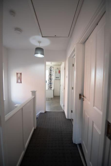Spacious 3 Bed Airport Free Parking Sleeps 10 Appartement Manchester