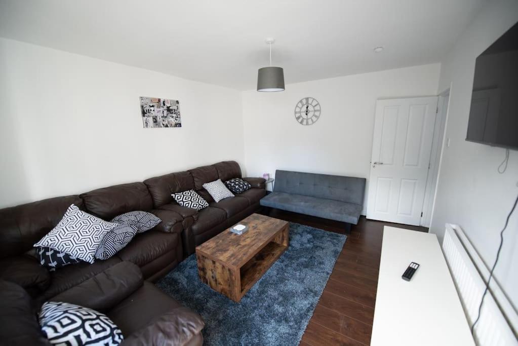 Spacious 3 Bed Airport Free Parking Sleeps 10 *