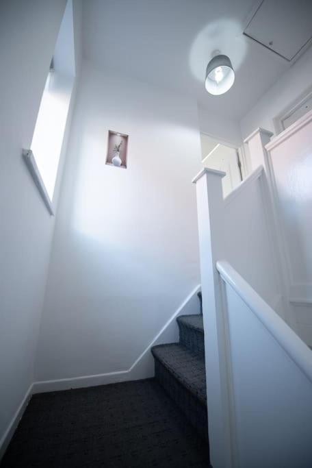 Spacious 3 Bed Airport Free Parking Sleeps 10 Manchester