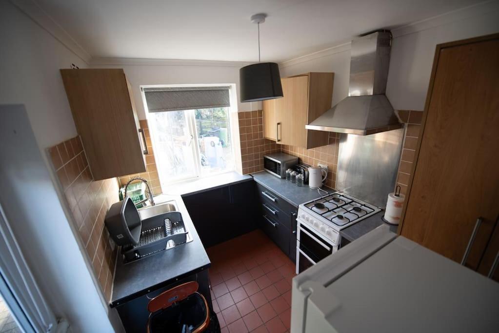 Spacious 3 Bed Airport Free Parking Sleeps 10 * Manchester