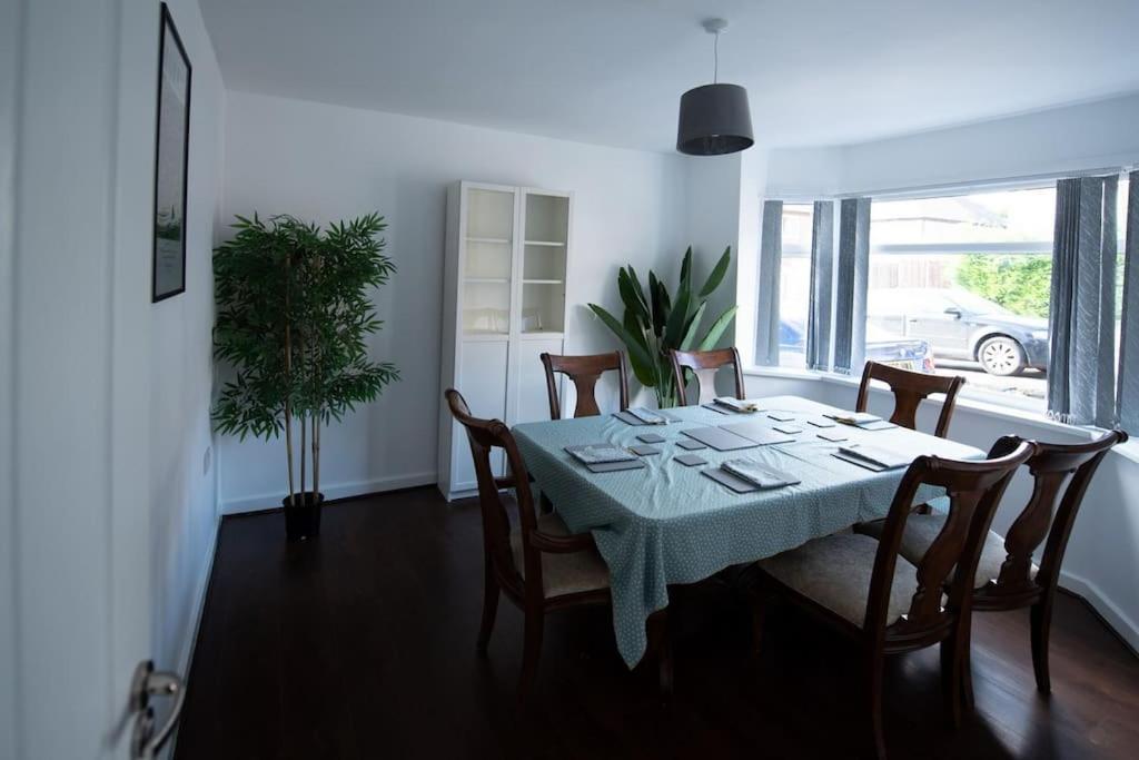 Spacious 3 Bed Airport Free Parking Sleeps 10 Appartement Manchester