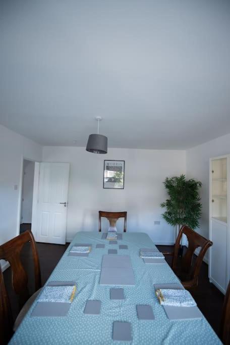 Spacious 3 Bed Airport Free Parking Sleeps 10 Manchester
