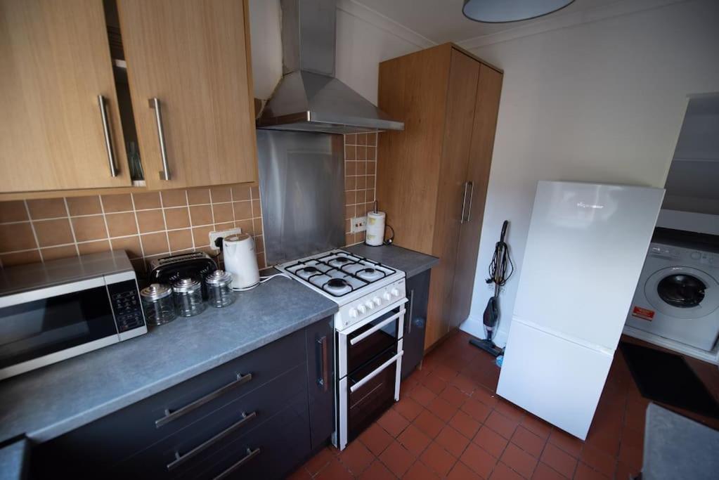 Spacious 3 Bed Airport Free Parking Sleeps 10