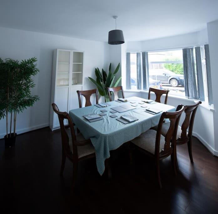 Spacious 3 Bed Airport Free Parking Sleeps 10 Appartement