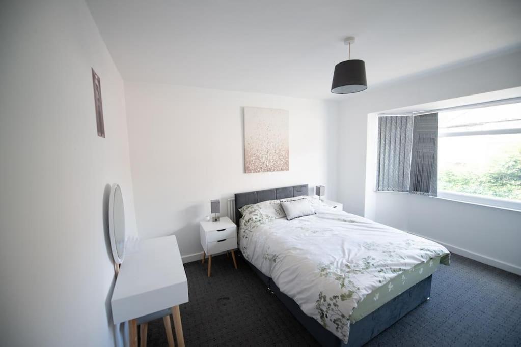 Appartement Spacious 3 Bed Airport Free Parking Sleeps 10