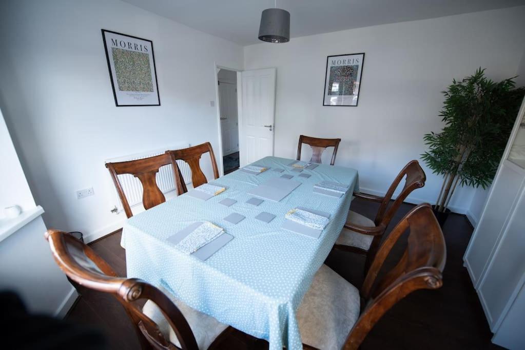 Spacious 3 Bed Airport Free Parking Sleeps 10 Appartement *