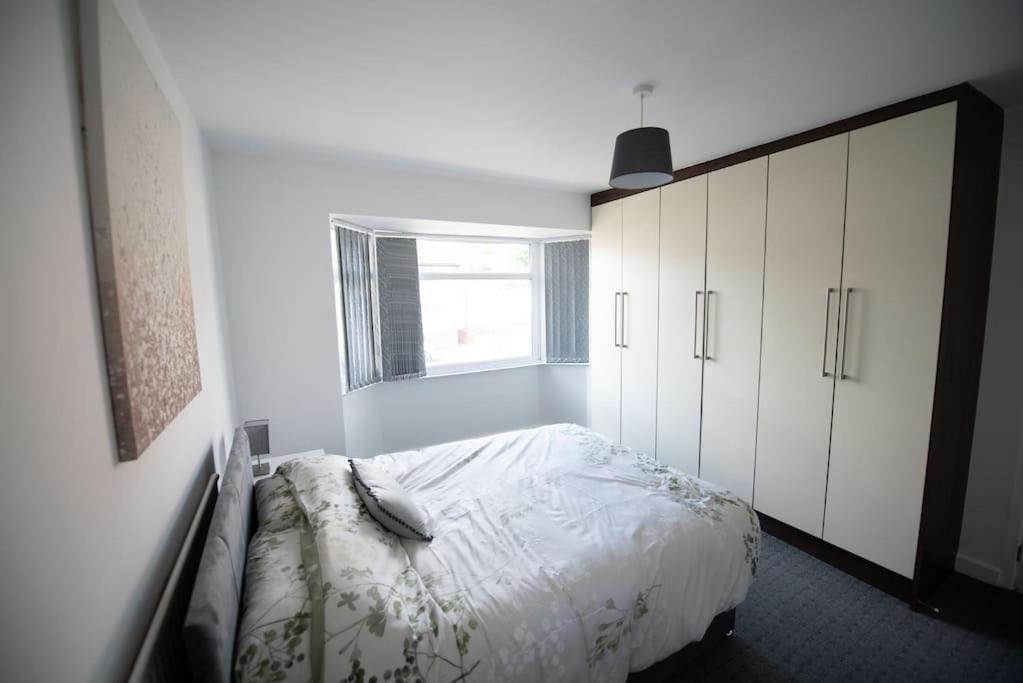 Appartement Spacious 3 Bed Airport Free Parking Sleeps 10