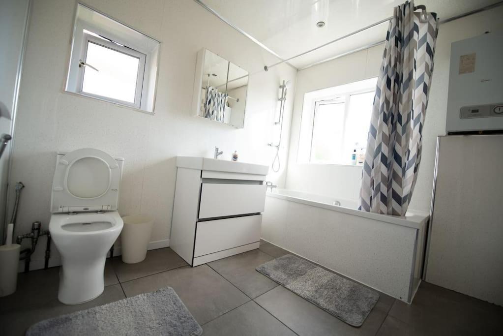 Spacious 3 Bed Airport Free Parking Sleeps 10 Manchester
