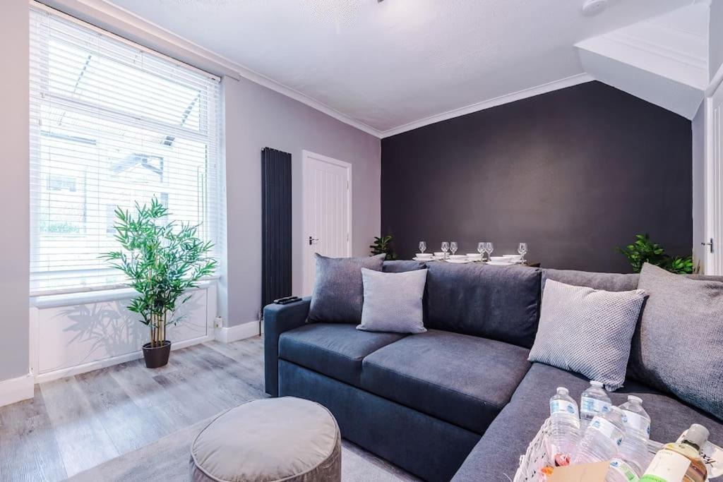Stunning Three Bedroom House In Manchester By Eason Stays, Accommodation For Oasis Reunion, Ideal For Trips To Etihad Stadium And Coop Live Arena, With Free Parking For Two Cars! Holiday home *