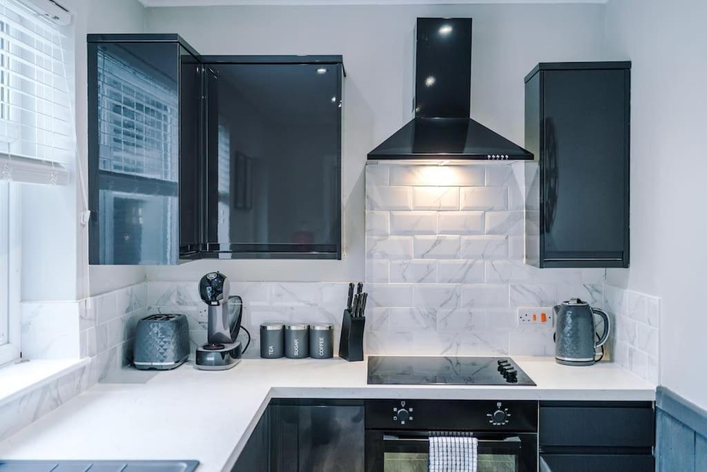 Stunning Three Bedroom House In Manchester By Eason Stays, Accommodation For Oasis Reunion, Ideal For Trips To Etihad Stadium And Coop Live Arena, With Free Parking For Two Cars! Holiday home *