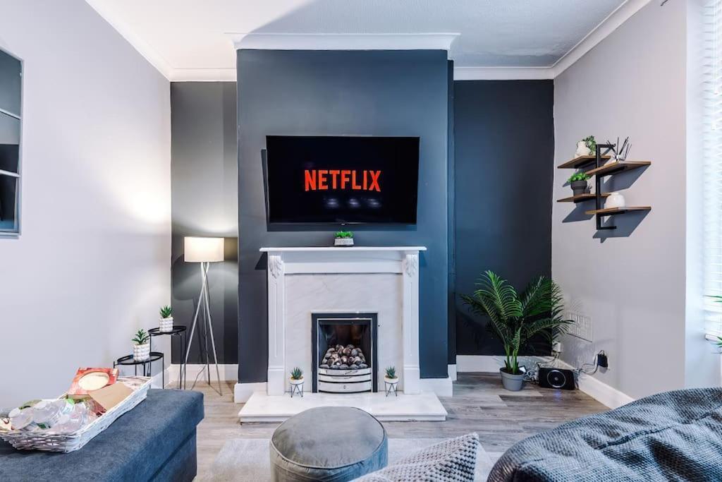 Stunning Three Bedroom House In Manchester By Eason Stays, Accommodation For Oasis Reunion, Ideal For Trips To Etihad Stadium And Coop Live Arena, With Free Parking For Two Cars! Holiday home Manchester