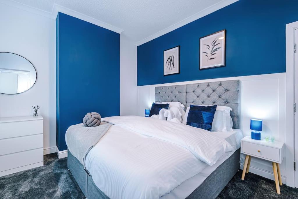 Stunning Three Bedroom House In Manchester By Eason Stays, Accommodation For Oasis Reunion, Ideal For Trips To Etihad Stadium And Coop Live Arena, With Free Parking For Two Cars!