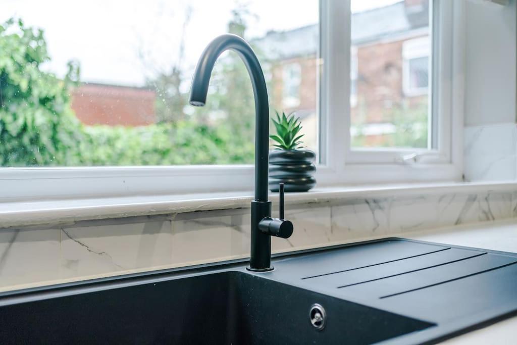 Stunning Three Bedroom House In Manchester By Eason Stays, Accommodation For Oasis Reunion, Ideal For Trips To Etihad Stadium And Coop Live Arena, With Free Parking For Two Cars! Holiday home *