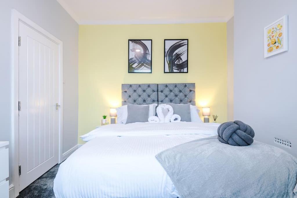 Stunning Three Bedroom House In Manchester By Eason Stays, Accommodation For Oasis Reunion, Ideal For Trips To Etihad Stadium And Coop Live Arena, With Free Parking For Two Cars! Holiday home