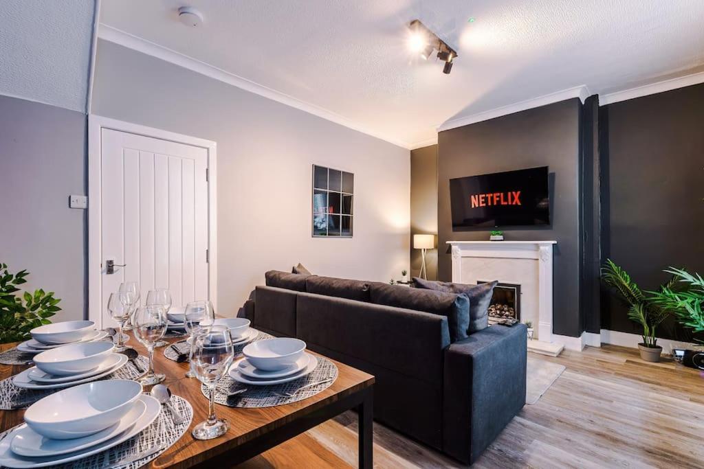 Stunning Three Bedroom House In Manchester By Eason Stays, Accommodation For Oasis Reunion, Ideal For Trips To Etihad Stadium And Coop Live Arena, With Free Parking For Two Cars! Manchester