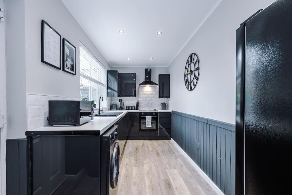 Stunning Three Bedroom House In Manchester By Eason Stays, Accommodation For Oasis Reunion, Ideal For Trips To Etihad Stadium And Coop Live Arena, With Free Parking For Two Cars!