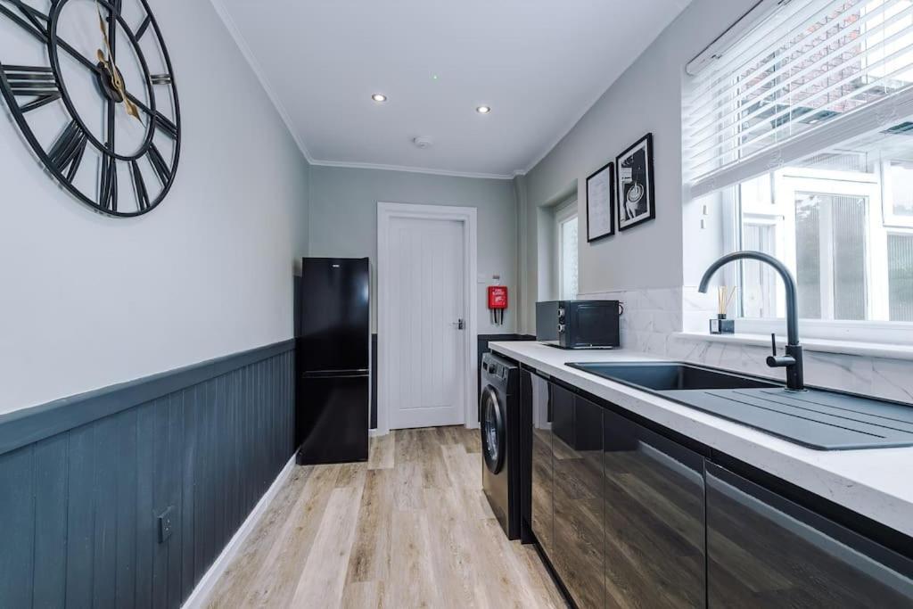 Holiday home Stunning Three Bedroom House In Manchester By Eason Stays, Accommodation For Oasis Reunion, Ideal For Trips To Etihad Stadium And Coop Live Arena, With Free Parking For Two Cars!