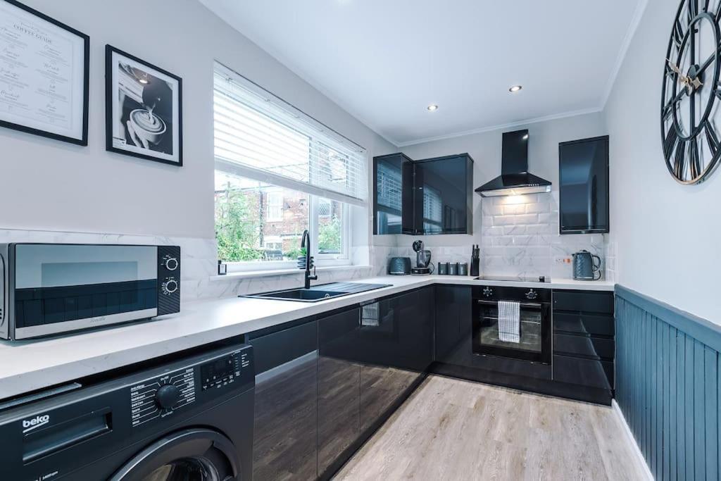 Holiday home Stunning Three Bedroom House In Manchester By Eason Stays, Accommodation For Oasis Reunion, Ideal For Trips To Etihad Stadium And Coop Live Arena, With Free Parking For Two Cars! *