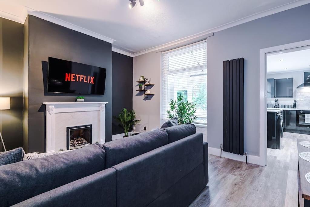 Stunning Three Bedroom House In Manchester By Eason Stays, Accommodation For Oasis Reunion, Ideal For Trips To Etihad Stadium And Coop Live Arena, With Free Parking For Two Cars!