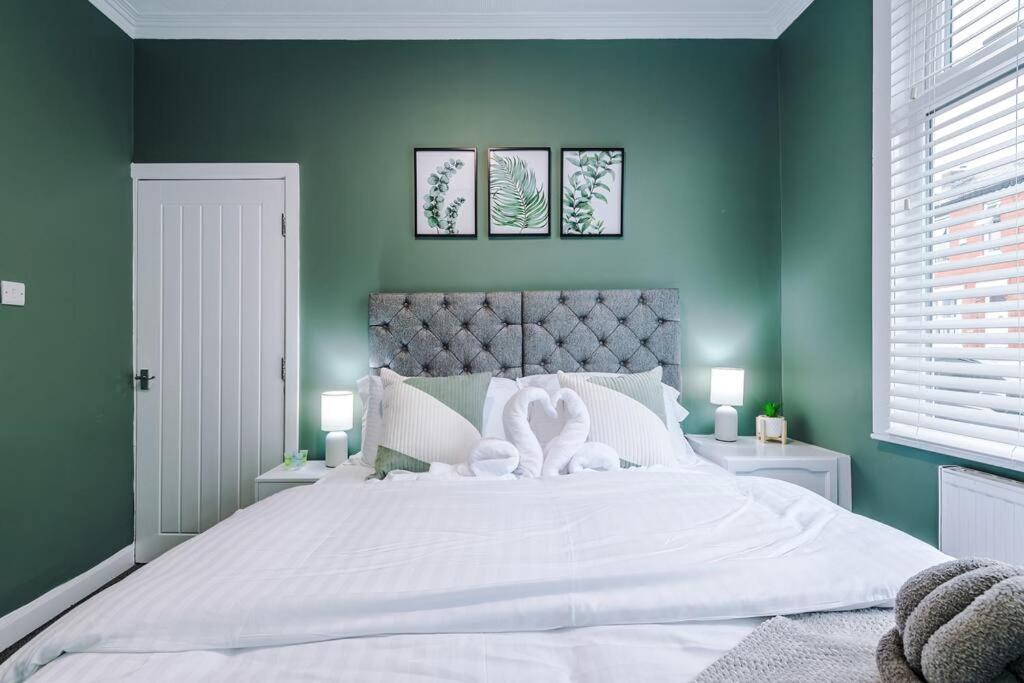 Stunning Three Bedroom House In Manchester By Eason Stays, Accommodation For Oasis Reunion, Ideal For Trips To Etihad Stadium And Coop Live Arena, With Free Parking For Two Cars! Holiday home *