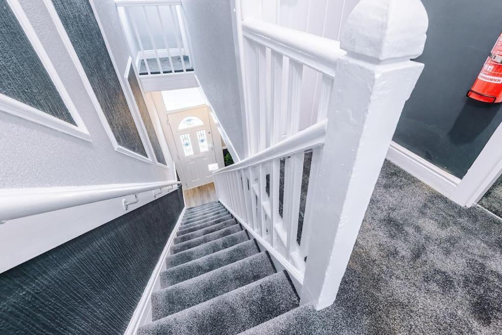 Stunning Three Bedroom House In Manchester By Eason Stays, Accommodation For Oasis Reunion, Ideal For Trips To Etihad Stadium And Coop Live Arena, With Free Parking For Two Cars! Holiday home Manchester