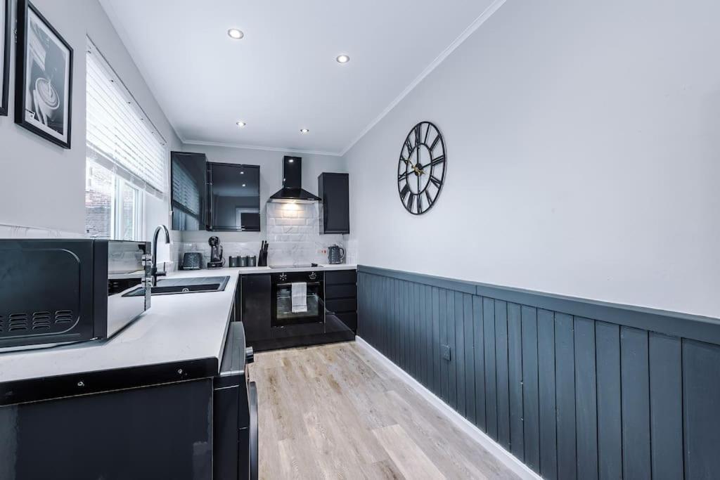 Stunning Three Bedroom House In Manchester By Eason Stays, Accommodation For Oasis Reunion, Ideal For Trips To Etihad Stadium And Coop Live Arena, With Free Parking For Two Cars! *