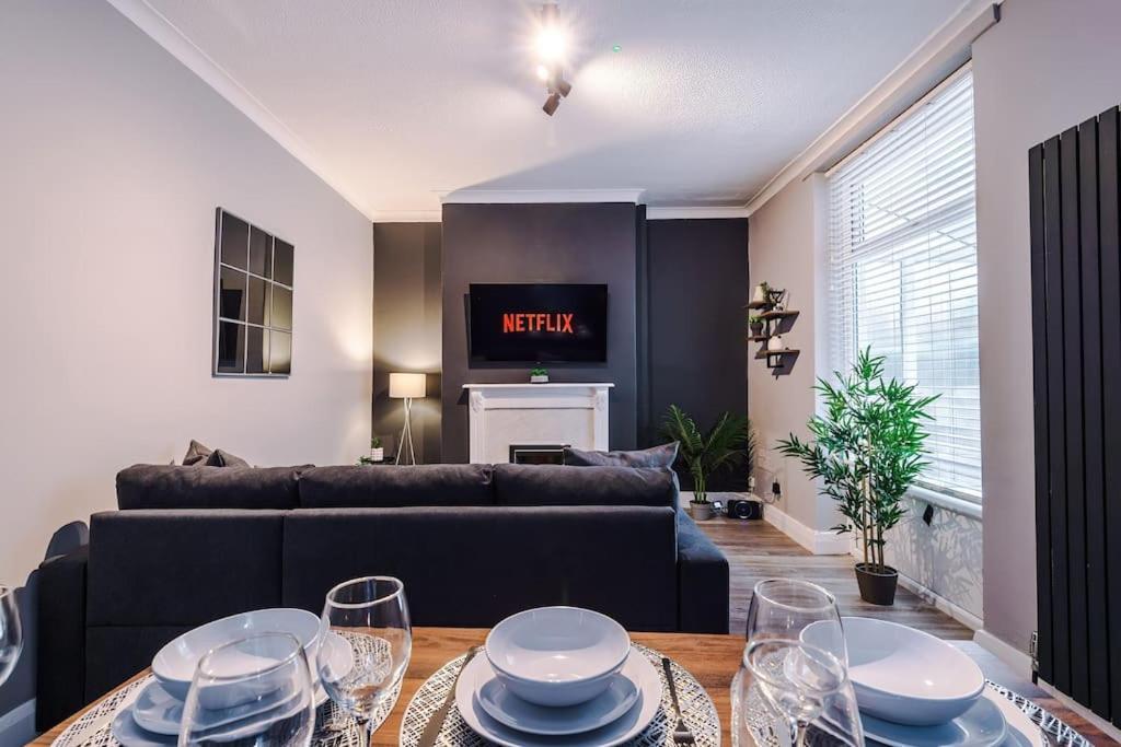 Stunning Three Bedroom House In Manchester By Eason Stays, Accommodation For Oasis Reunion, Ideal For Trips To Etihad Stadium And Coop Live Arena, With Free Parking For Two Cars! * Manchester