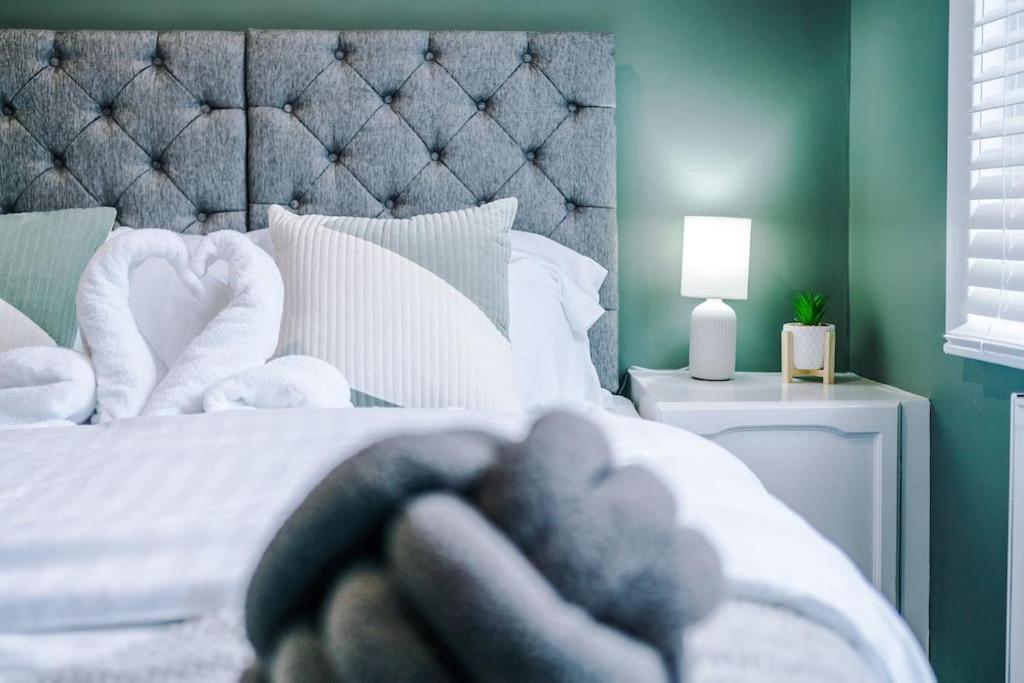 Stunning Three Bedroom House In Manchester By Eason Stays, Accommodation For Oasis Reunion, Ideal For Trips To Etihad Stadium And Coop Live Arena, With Free Parking For Two Cars!