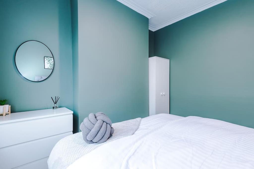 Holiday home Stunning Three Bedroom House In Manchester By Eason Stays, Accommodation For Oasis Reunion, Ideal For Trips To Etihad Stadium And Coop Live Arena, With Free Parking For Two Cars! Manchester