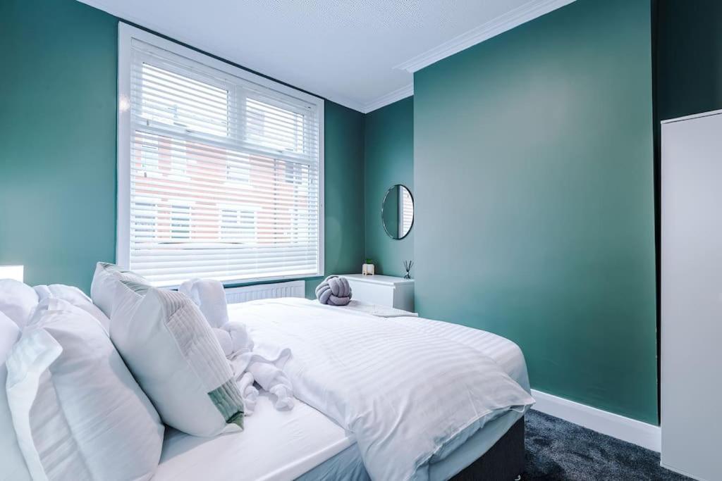 Stunning Three Bedroom House In Manchester By Eason Stays, Accommodation For Oasis Reunion, Ideal For Trips To Etihad Stadium And Coop Live Arena, With Free Parking For Two Cars! Holiday home