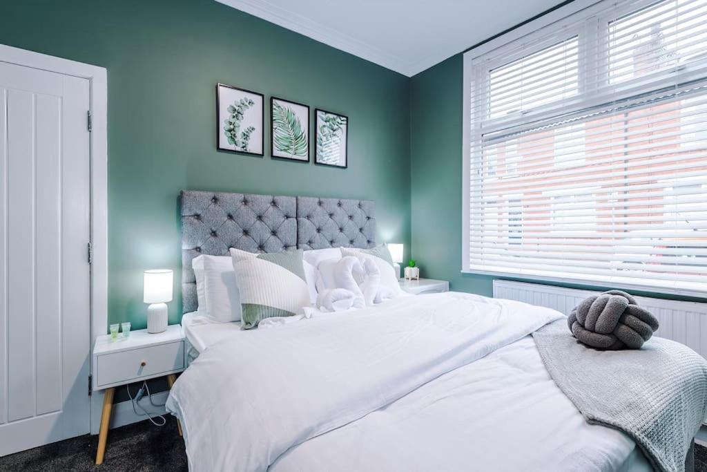 Holiday home Stunning Three Bedroom House In Manchester By Eason Stays, Accommodation For Oasis Reunion, Ideal For Trips To Etihad Stadium And Coop Live Arena, With Free Parking For Two Cars!