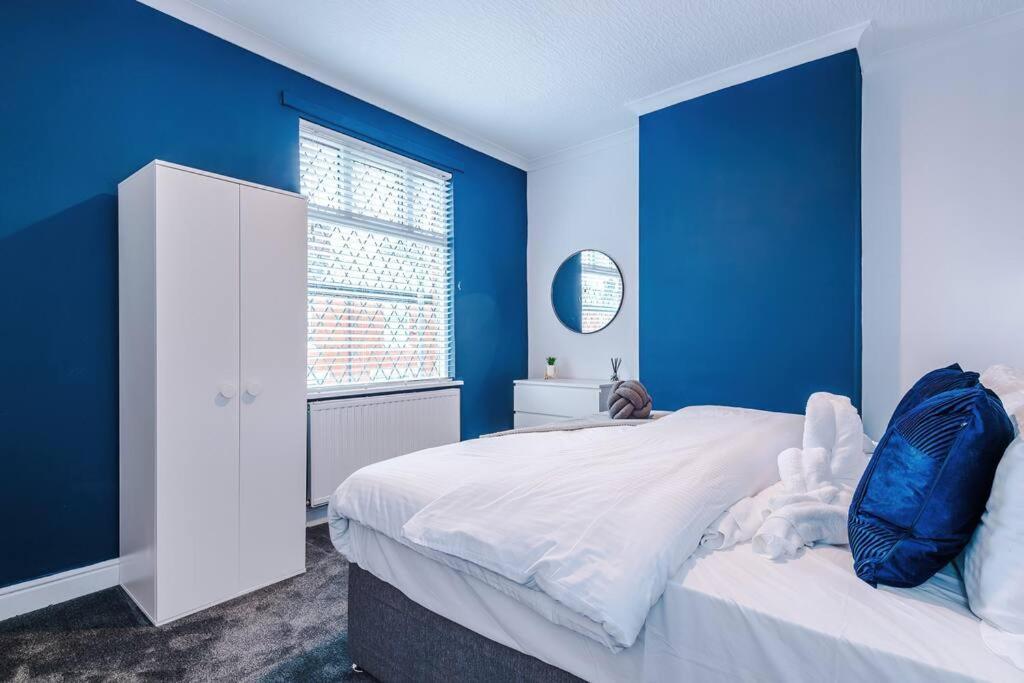 Stunning Three Bedroom House In Manchester By Eason Stays, Accommodation For Oasis Reunion, Ideal For Trips To Etihad Stadium And Coop Live Arena, With Free Parking For Two Cars! Manchester