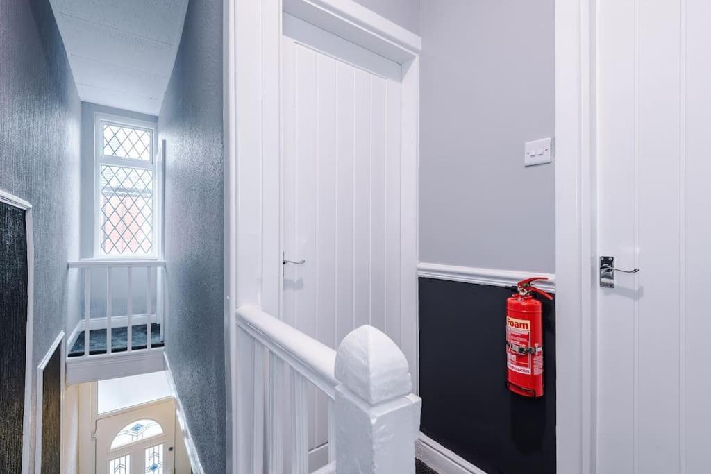 Stunning Three Bedroom House In Manchester By Eason Stays, Accommodation For Oasis Reunion, Ideal For Trips To Etihad Stadium And Coop Live Arena, With Free Parking For Two Cars!