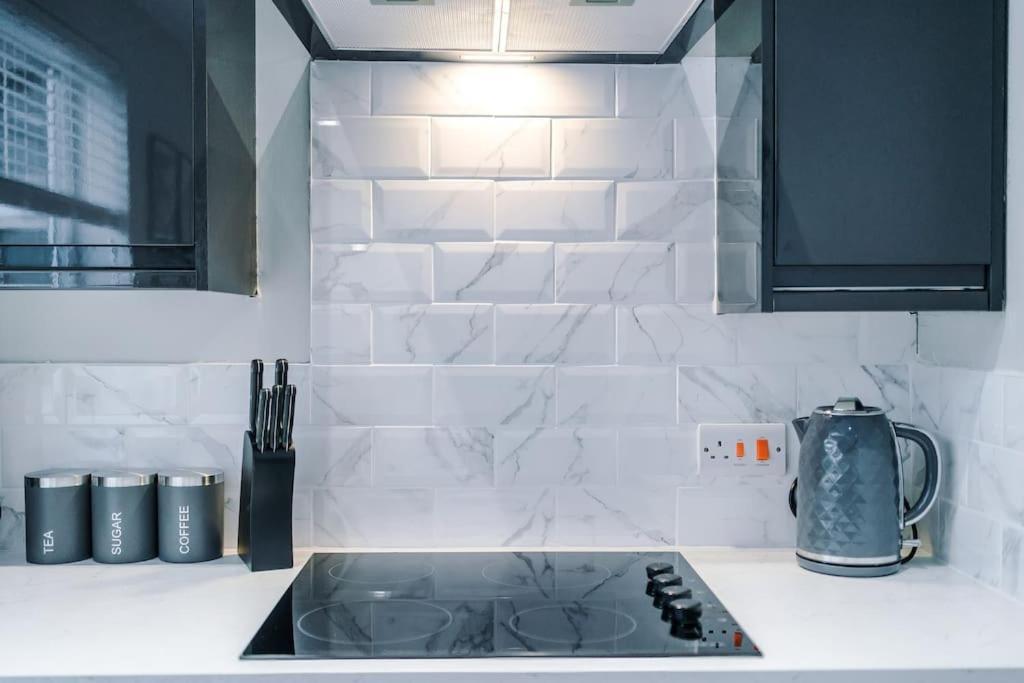 Stunning Three Bedroom House In Manchester By Eason Stays, Accommodation For Oasis Reunion, Ideal For Trips To Etihad Stadium And Coop Live Arena, With Free Parking For Two Cars! * Manchester