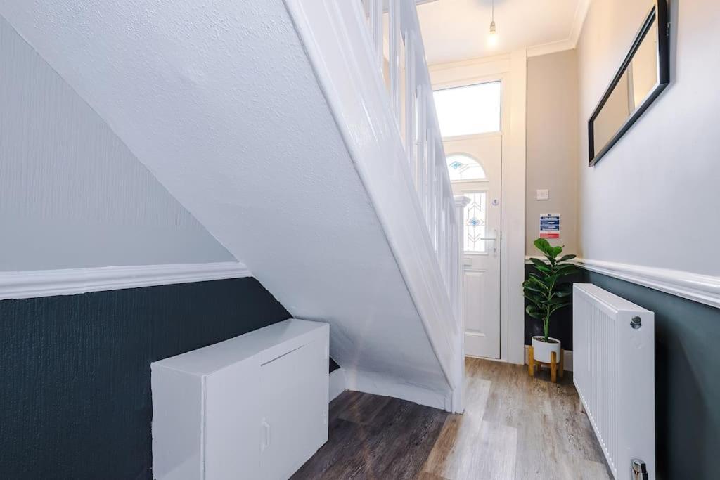 Stunning Three Bedroom House In Manchester By Eason Stays, Accommodation For Oasis Reunion, Ideal For Trips To Etihad Stadium And Coop Live Arena, With Free Parking For Two Cars!