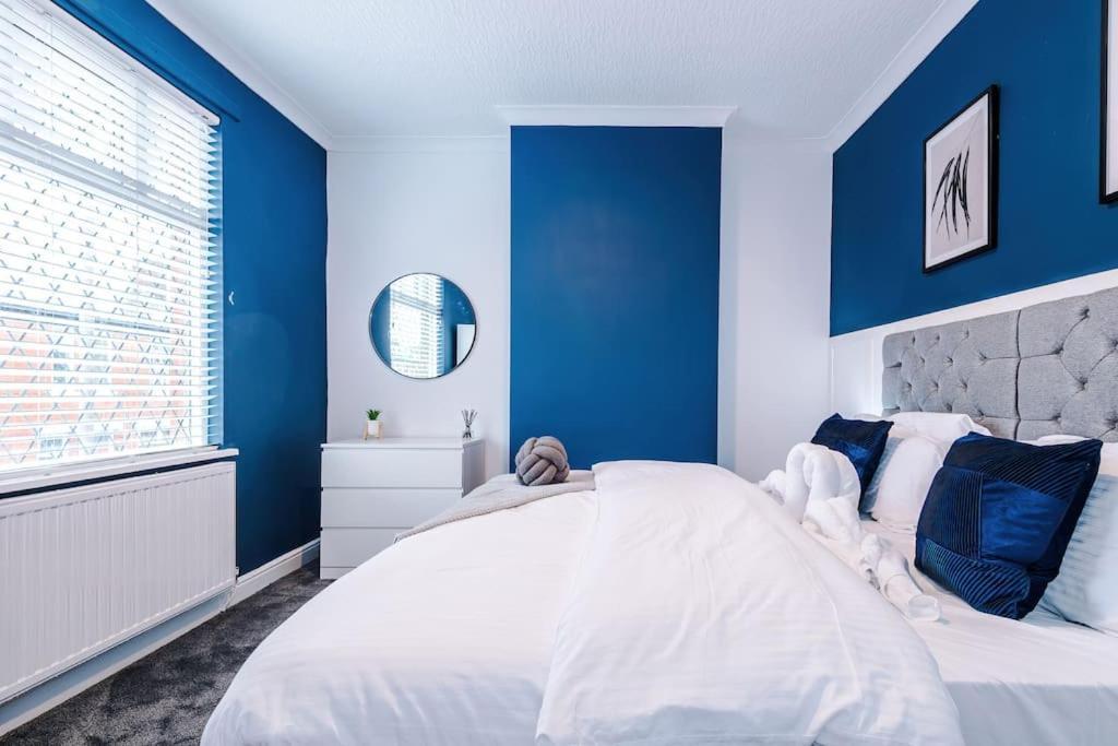 Stunning Three Bedroom House In Manchester By Eason Stays, Accommodation For Oasis Reunion, Ideal For Trips To Etihad Stadium And Coop Live Arena, With Free Parking For Two Cars! Holiday home
