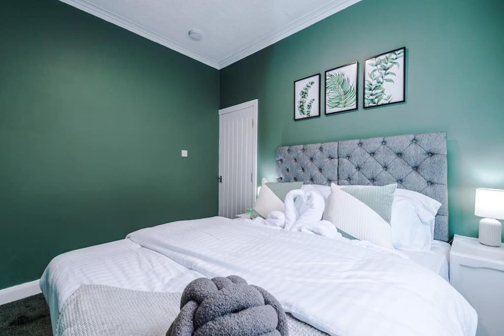 Stunning Three Bedroom House In Manchester By Eason Stays, Accommodation For Oasis Reunion, Ideal For Trips To Etihad Stadium And Coop Live Arena, With Free Parking For Two Cars! Holiday home *