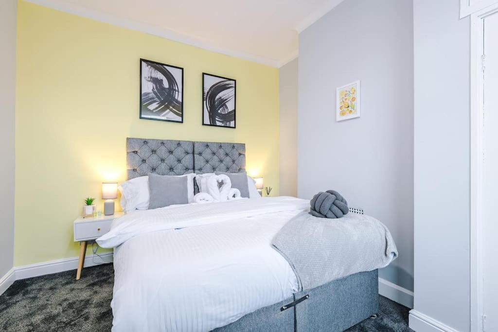 Holiday home Stunning Three Bedroom House In Manchester By Eason Stays, Accommodation For Oasis Reunion, Ideal For Trips To Etihad Stadium And Coop Live Arena, With Free Parking For Two Cars! *