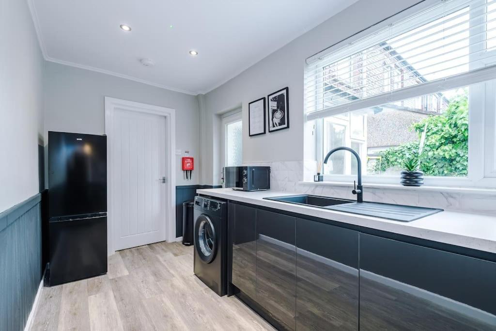 Stunning Three Bedroom House In Manchester By Eason Stays, Accommodation For Oasis Reunion, Ideal For Trips To Etihad Stadium And Coop Live Arena, With Free Parking For Two Cars! Manchester