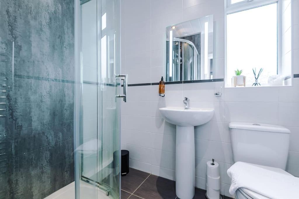 Stunning Three Bedroom House In Manchester By Eason Stays, Accommodation For Oasis Reunion, Ideal For Trips To Etihad Stadium And Coop Live Arena, With Free Parking For Two Cars! Holiday home *